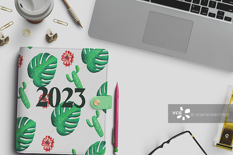 女性工作区中的2023年计划本俯视图图片素材