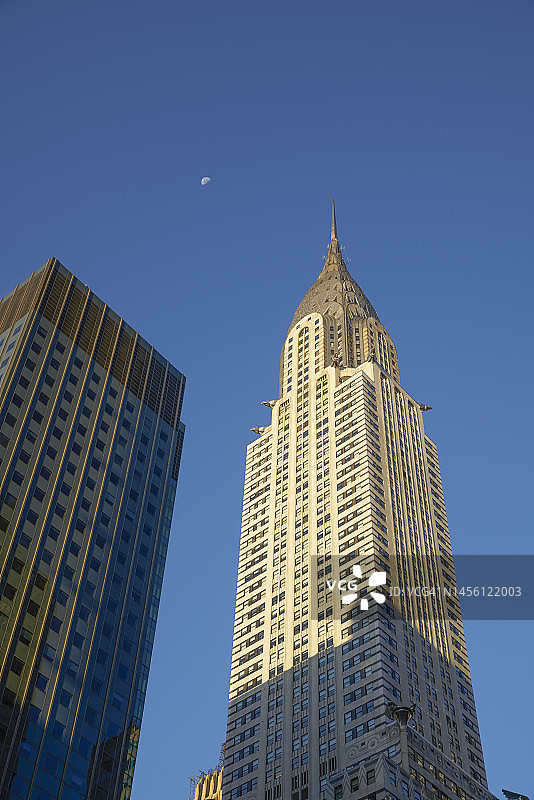 仰望纽约克莱斯勒大厦图片素材
