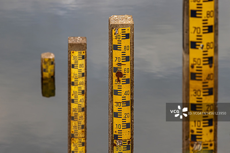 大坝水位标尺图片素材