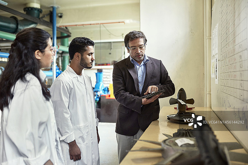 新入学的工程专业学生和大学教授图片素材