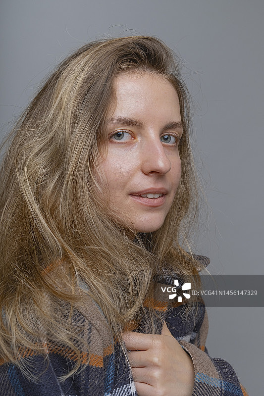 拥有自然光泽稻草色头发的年轻女人图片素材