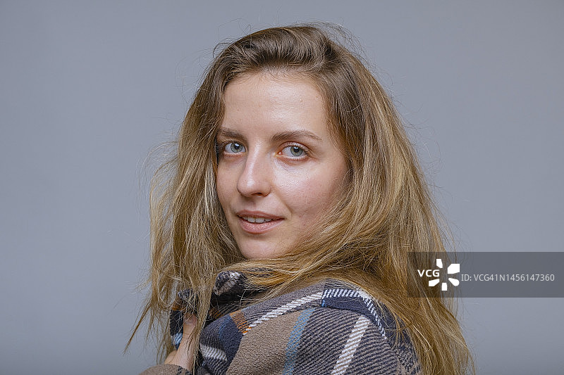 拥有自然光泽稻草色头发的年轻女人图片素材