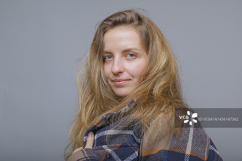 身穿格子夹克的女士图片素材