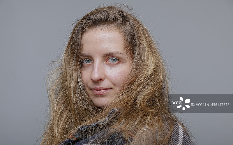 拥有自然光泽稻草色头发的年轻女人图片素材