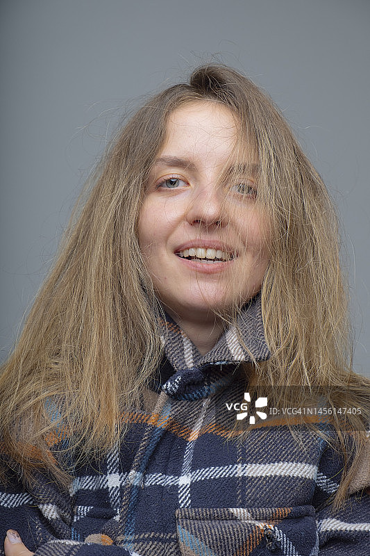 穿着格子夹克的微笑女人图片素材