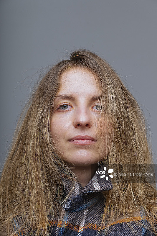 拥有自然光泽稻草色头发的年轻女人图片素材