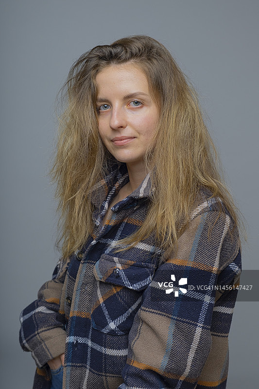 身穿时尚乡村风格格子夹克的女人图片素材