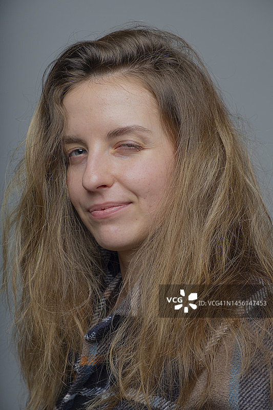 拥有自然光泽稻草色头发的年轻女人图片素材