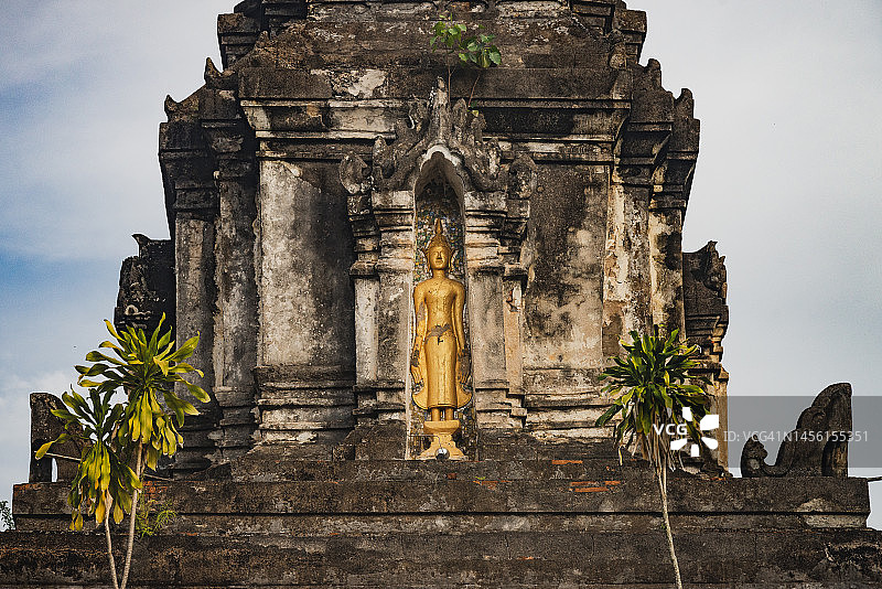 老挝北部寺庙中的金色佛像图片素材