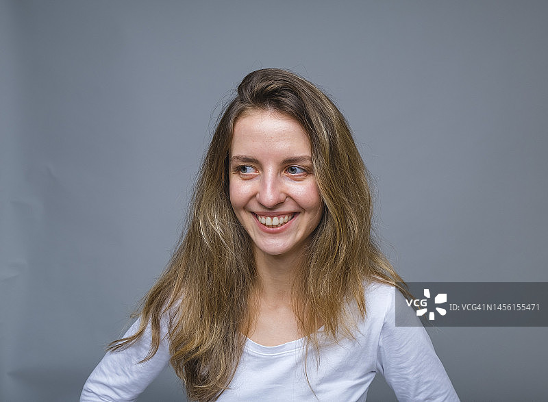 工作室里微笑的女人，皮肤自然未经修饰图片素材