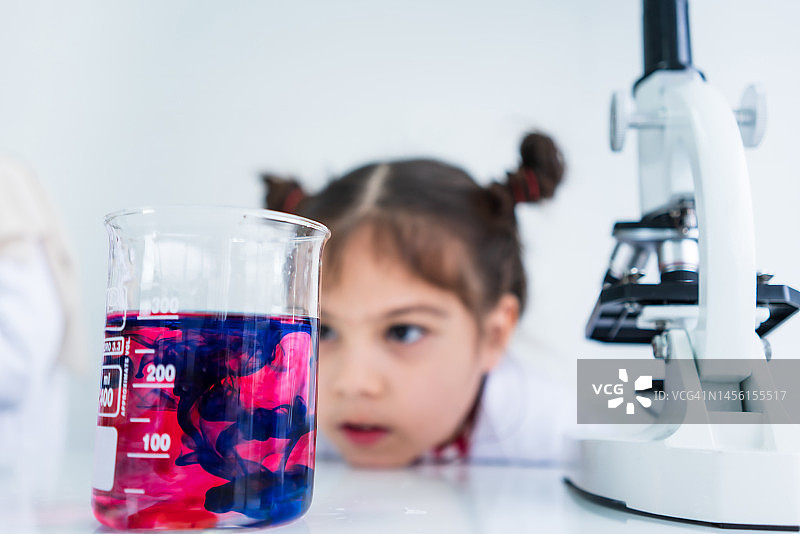 等待结果的小女孩图片素材