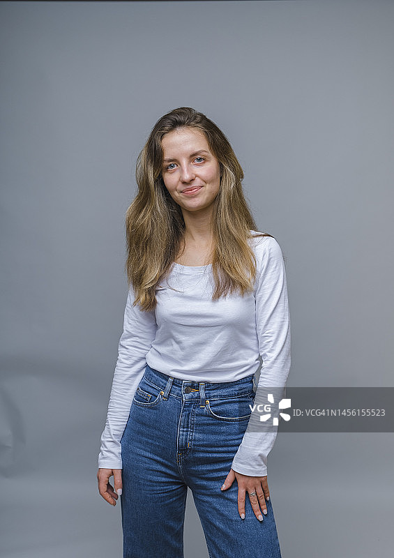 工作室里微笑的女人，皮肤自然未经修饰图片素材