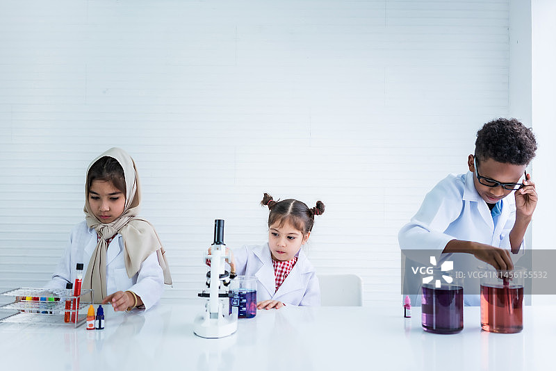 在科学实验室里的亚洲儿童图片素材