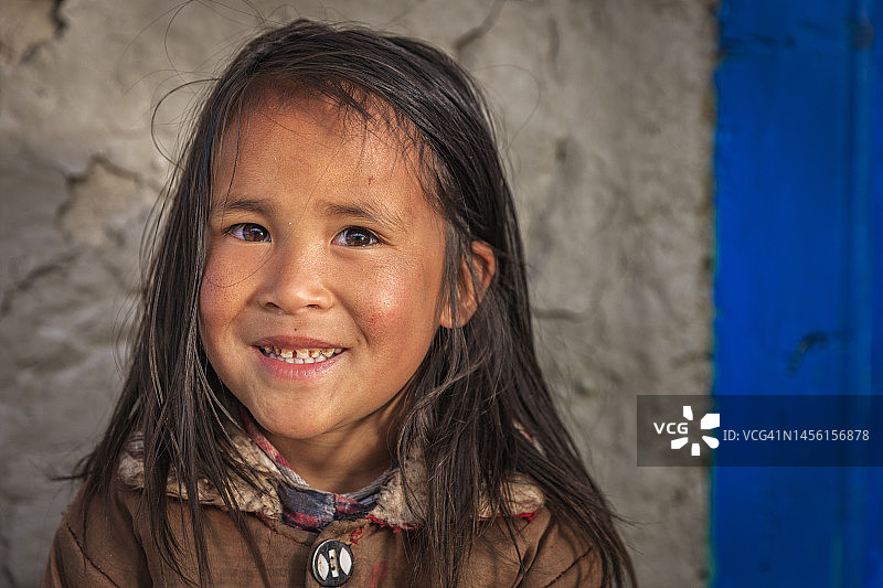 西藏小女孩的肖像，珠穆朗玛峰公园，尼泊尔图片素材