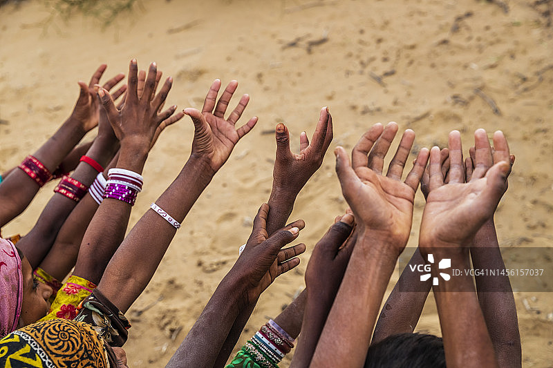 印度儿童乞讨食物图片素材