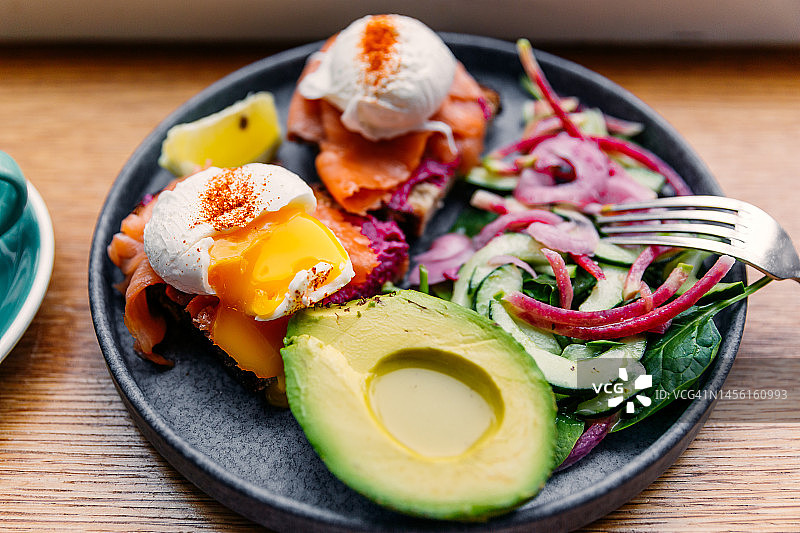 牛油果、三文鱼和水煮蛋的健康早餐（特写）图片素材
