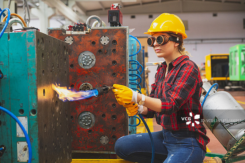 在工厂工作的女人图片素材