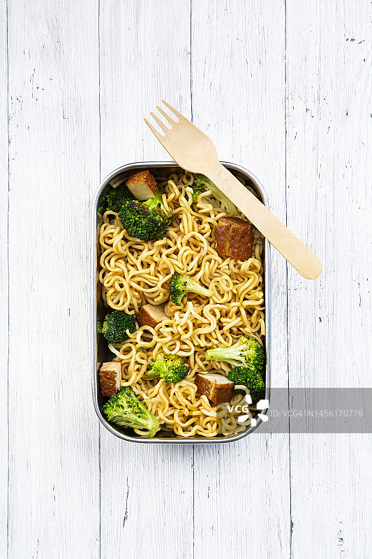 拉面、豆腐和西兰花午餐盒图片素材
