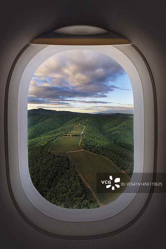 透过飞机舷窗观看图片素材