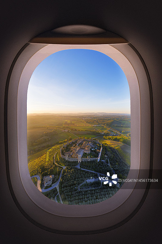 透过飞机舷窗观看图片素材