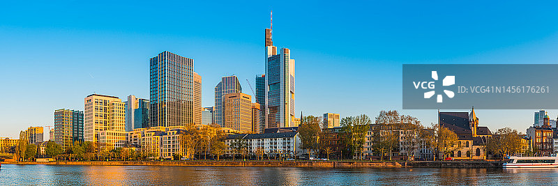 德国法兰克福银行区金融区摩天大楼俯瞰美因河日出全景图片素材