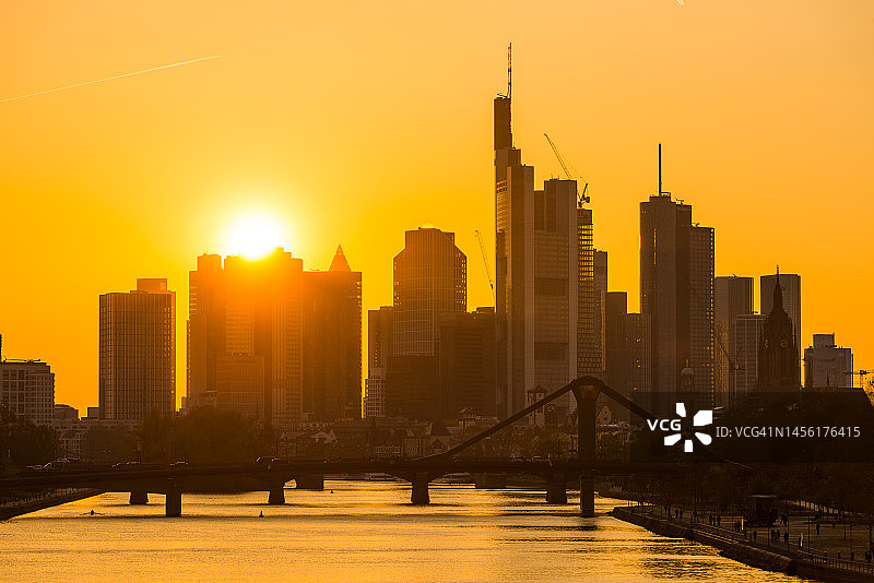 金色夕阳下的法兰克福金融区摩天大楼图片素材