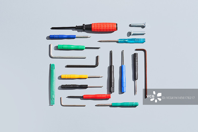 灰色背景上的工作工具图片素材