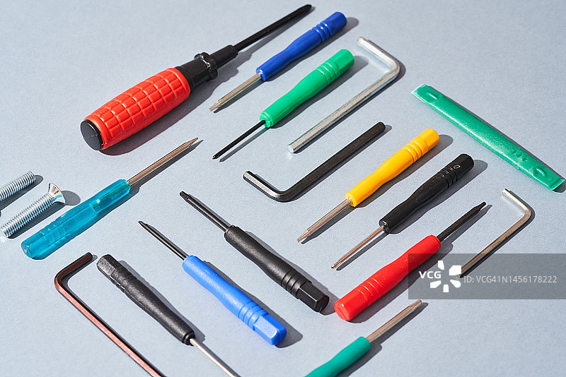 灰色背景上的工作工具图片素材