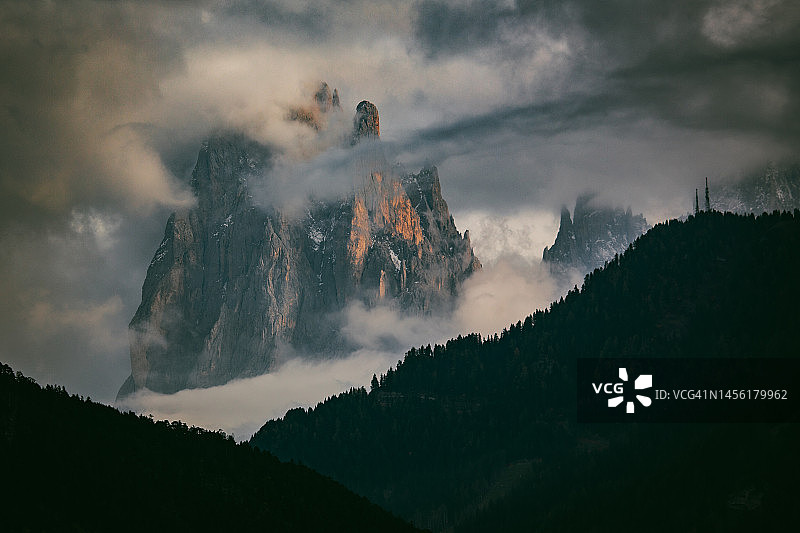 云雾缭绕的神秘山脉图片素材