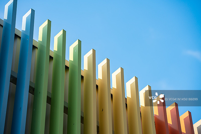 彩色彩虹栅栏和紫色瓷砖小路图片素材