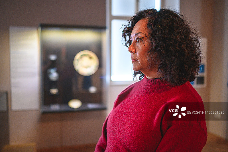 在博物馆的年长混血女人肖像图片素材