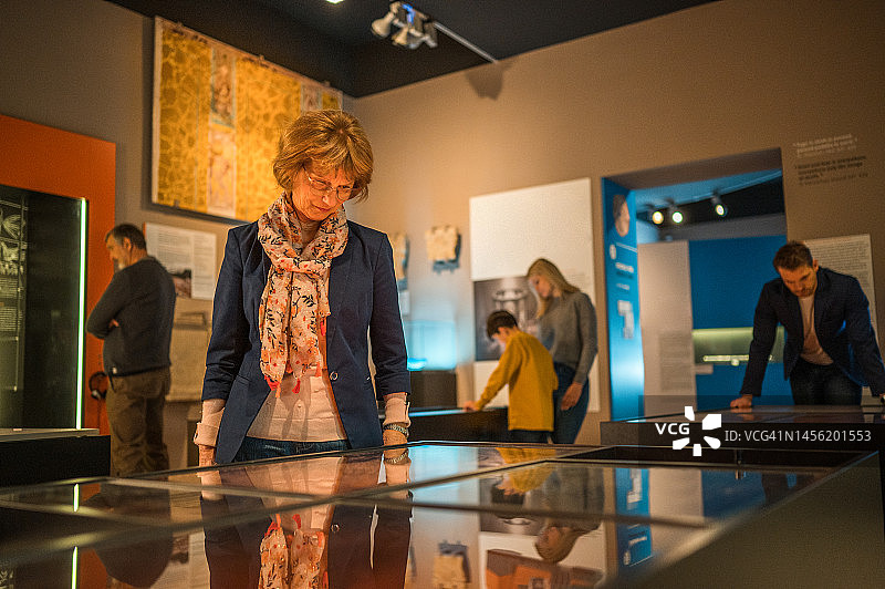 在博物馆的年长女士图片素材
