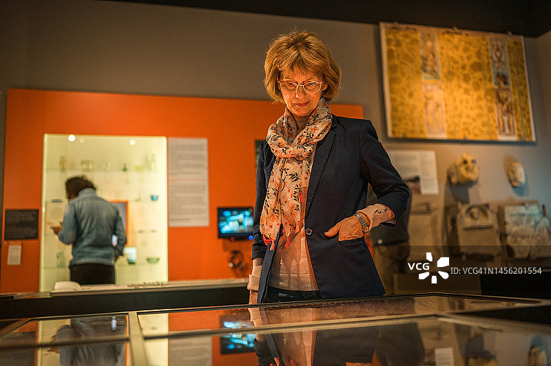 戴眼镜的年长女性博物馆参观者图片素材