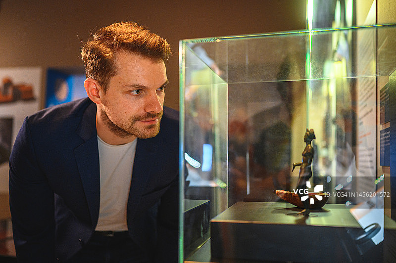 在展览开幕前查看细节图片素材