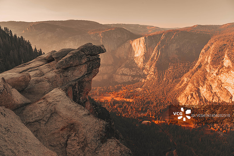 优胜美地山谷观景点壮丽金色光芒图片素材