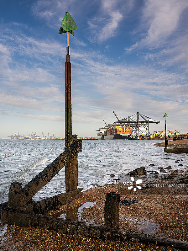 费利克斯托集装箱港口起重机和船舶（竖版照片，带导航标志）图片素材