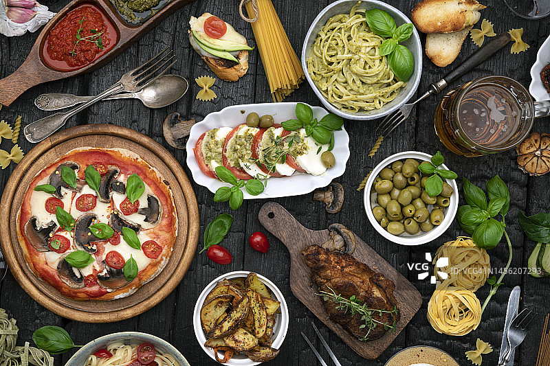 摆满食物的晚餐派对餐桌图片素材