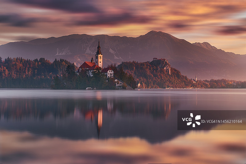 斯洛文尼亚布莱德湖的日出，岛上圣母教堂的景色，日出，清晨图片素材