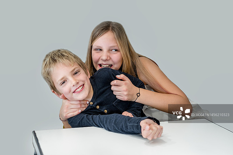 兄妹之间的快乐时光图片素材