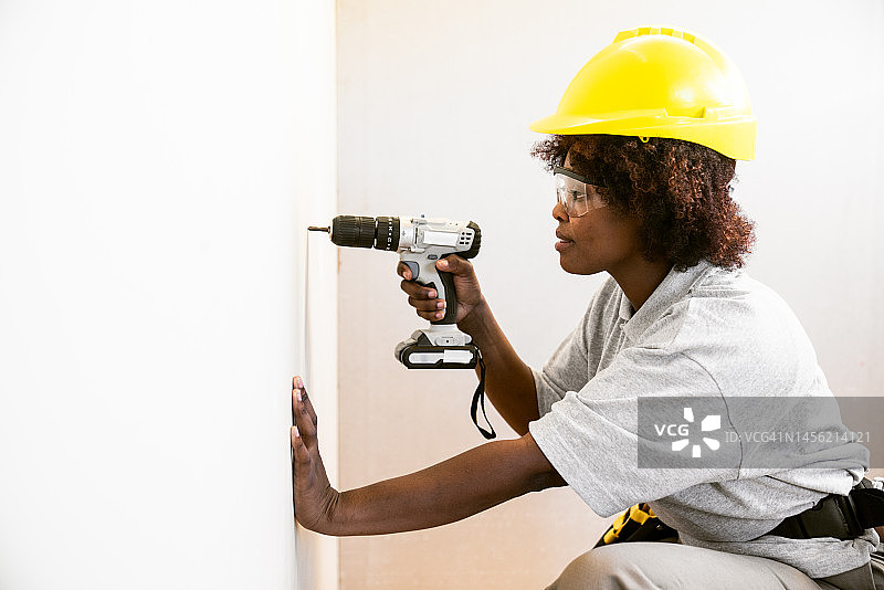 安装石膏板的女人图片素材