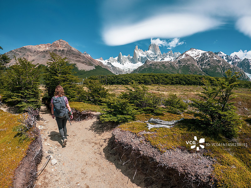 卡普里湖徒步，背景为菲茨罗伊峰图片素材