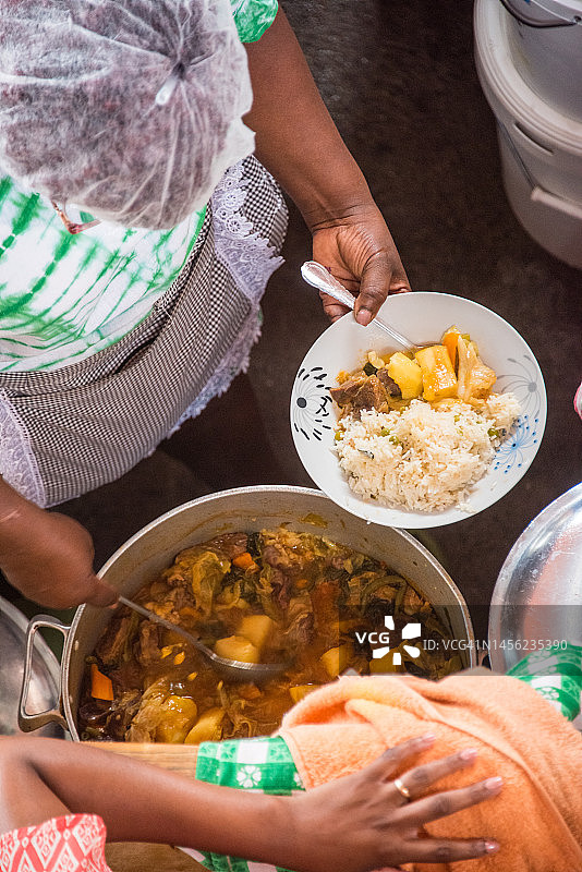 女人提供佛得角卡楚帕炖菜图片素材