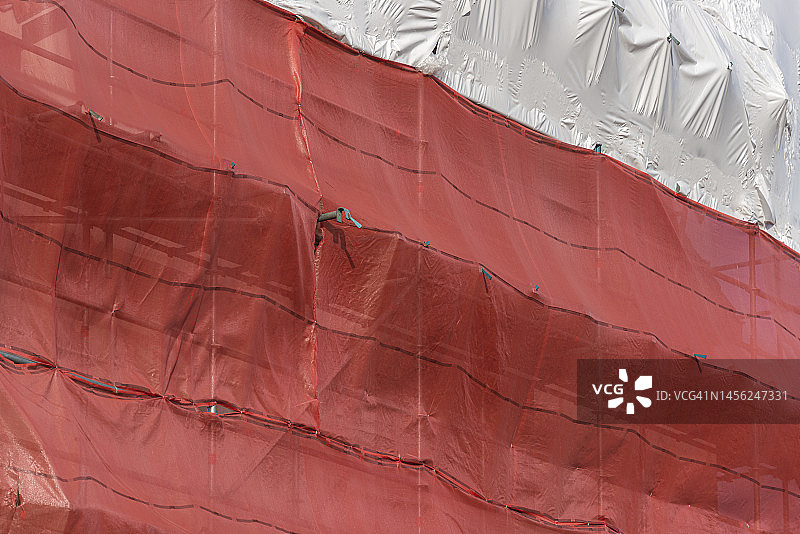 大型红白防水布罩图片素材