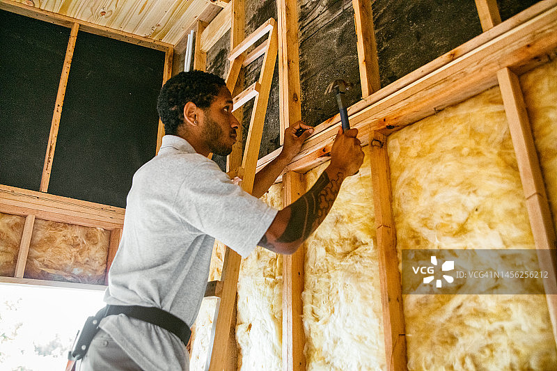 建筑工人安装绝缘材料图片素材
