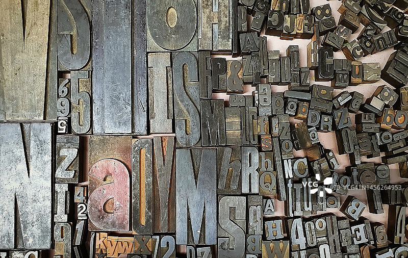 旧货市场上的金属字母图像处理图片素材