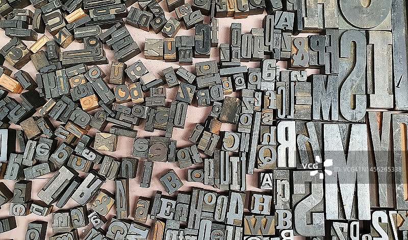 旧货市场上的金属字母图像处理图片素材