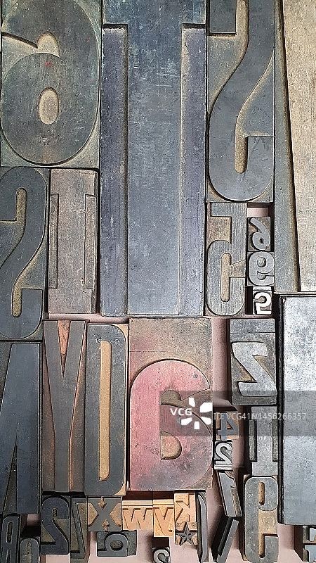 木制打字机金属字母图片素材