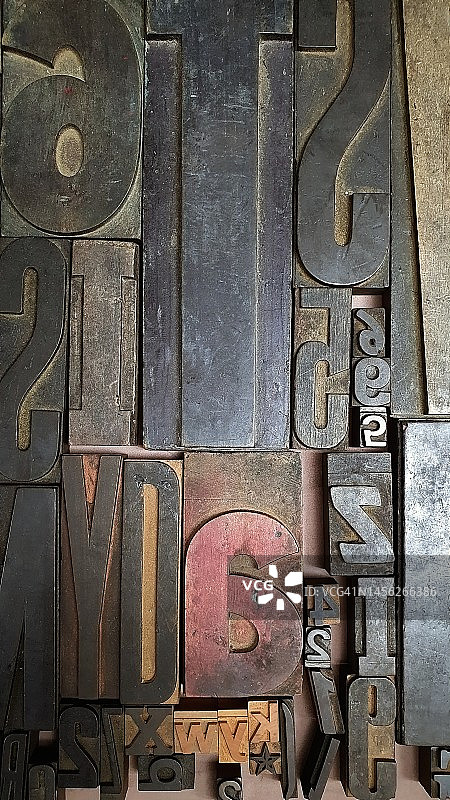 木制打字机金属字母图片素材