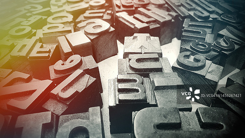 旧货市场上的金属字母图像处理图片素材