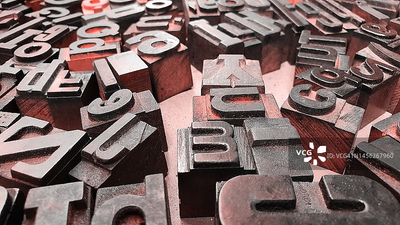 旧货市场上的金属字母图像处理图片素材